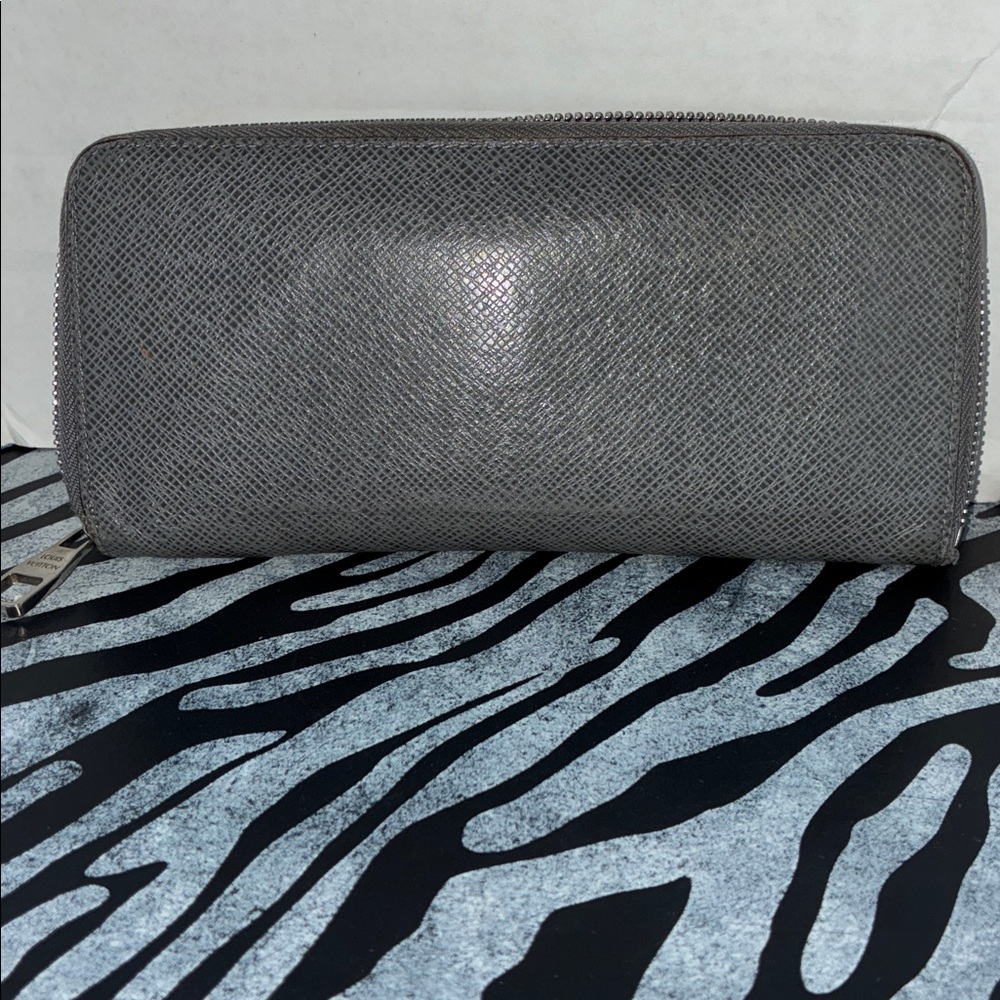 Louis Vuitton Silver Tiaga Wallet - Picture 3 of 17
